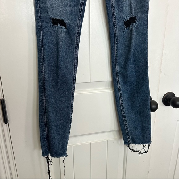 Women’s Old Navy Skinny Jeans with Distressed Details (6 tall) - Picture 2 of 8
